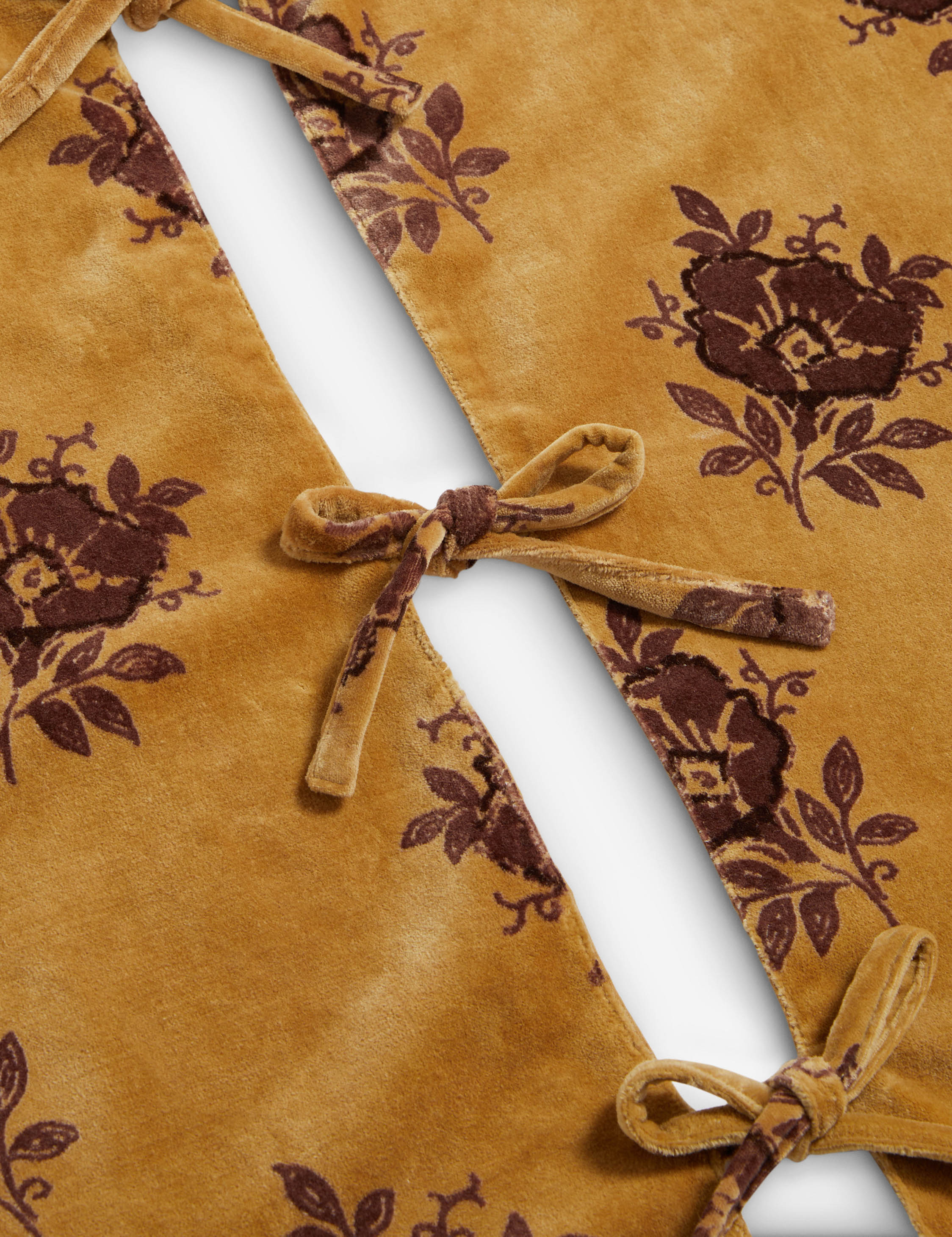 Montreal Velvet Tree Skirt - Image 4