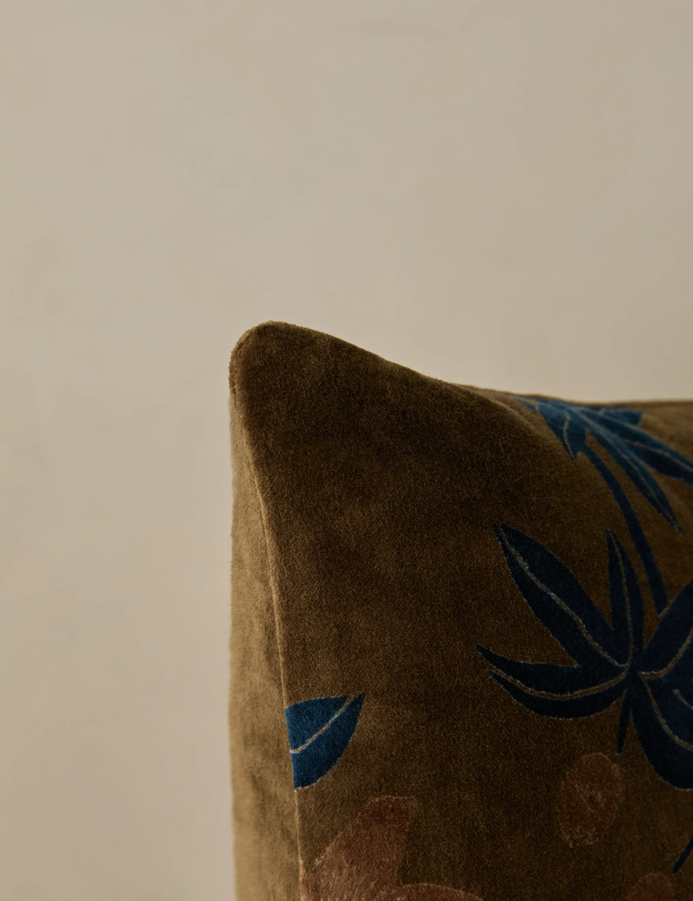 Royce Velvet Pillow - Image 13