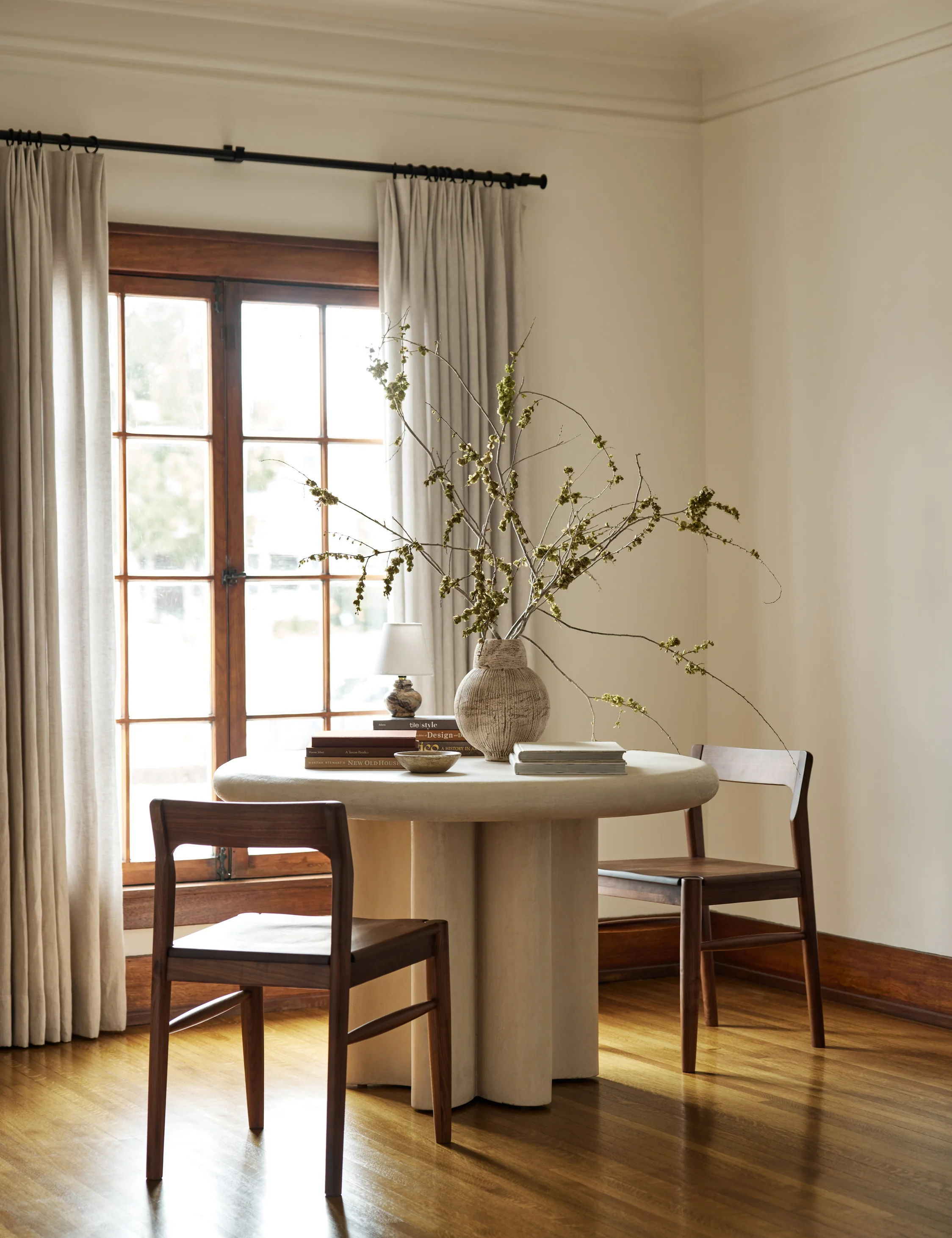 Ruiz Indoor / Outdoor Round Dining Table - Image 4